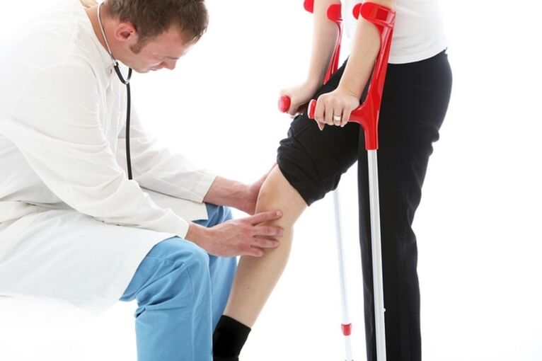 Inspección de la rodilla de un paciente con artrosis de la articulación de la rodilla