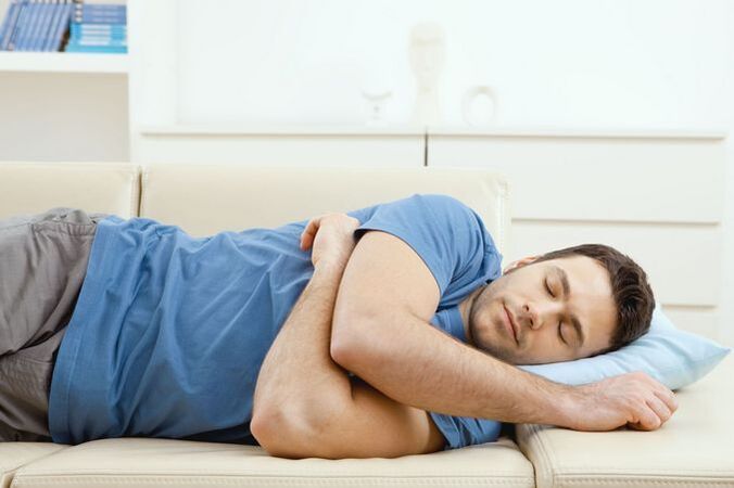 Posturas incómodas durante el sueño como causa de dolor de espalda